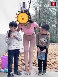 外甥和侄子吃瓜,外甥侄子共享夏日清凉时光