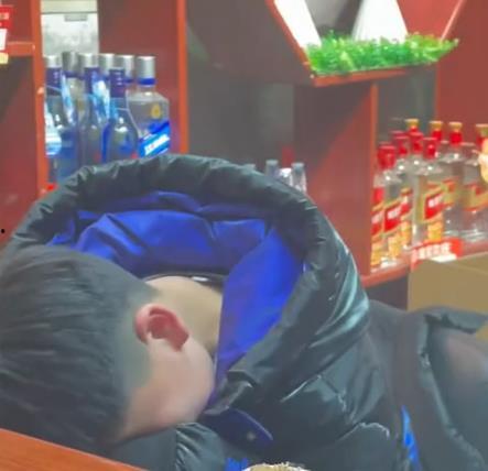 河南女老师吃瓜,网络舆论下的教育反思